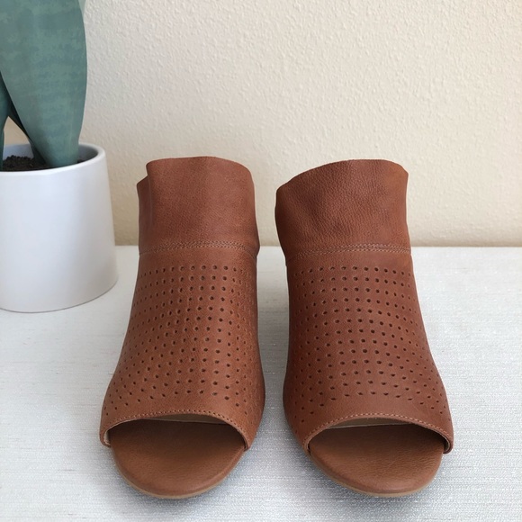 New Adam Tucker Mackey Cognac Laser Cut Leather Peep Toe Heeled Mules Woman’s 8M - Picture 4 of 13